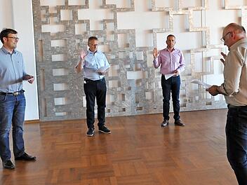 Die Ortssprecher Armin Manietta (Eichelsdorf), Marco B&uuml;ttner (Manau) und Peter Schmidt (Sulzbach) wurden von B&uuml;rgermeister Wolfgang Borst vereidigt. Foto: Martin Schweiger