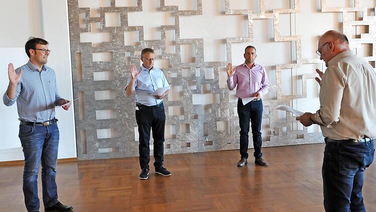 Die Ortssprecher Armin Manietta (Eichelsdorf), Marco B&uuml;ttner (Manau) und Peter Schmidt (Sulzbach) wurden von B&uuml;rgermeister Wolfgang Borst vereidigt. Foto: Martin Schweiger