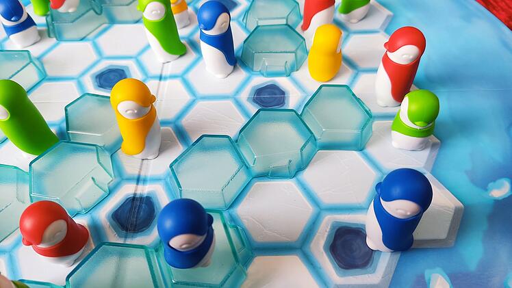 Kuschel-Kolonien im Test - knuffiges Kinder-Brettspiel mit Pinguinfamilien