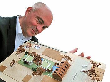 Bürgermeister Markus Zirkel mit einem Modell des Bauvorhabens für die neue Kindertagesstätte beim so genannten Schmitt-Haus.Fotos: Bönisch