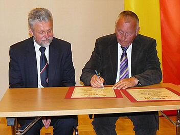 Mit ihren Unterschriften auf den Urkunden zum Partnerschaftsjubiläum bekräftigten die beiden Bürgermeister Kryzstof Musial (links) und Heinz Burges den Willen, die guten Beziehungen zwischen Mogilany und Untersteinach weiter auszubauen. Fotos: Klaus-Peter Wulf