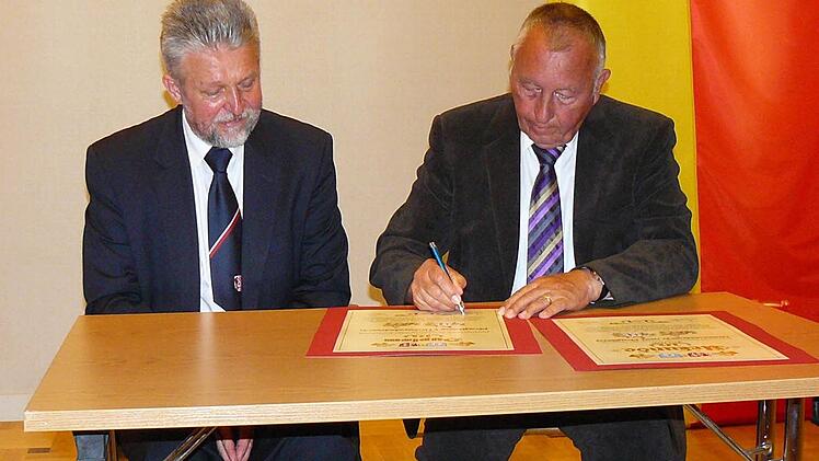 Mit ihren Unterschriften auf den Urkunden zum Partnerschaftsjubiläum bekräftigten die beiden Bürgermeister Kryzstof Musial (links) und Heinz Burges den Willen, die guten Beziehungen zwischen Mogilany und Untersteinach weiter auszubauen. Fotos: Klaus-Peter Wulf