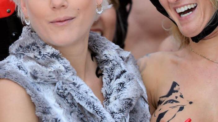 Die "Dschungelqueen" Melanie Müller (l) und die Berlinerin Roxy Miller Foto: Jens Wolf/dpa