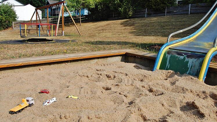 Fast wie neu: Nach dem Austausch von Rindenmulch und einer Grundreinigung ist der Spielplatz am Amselweg in Bad Bocklet ab sofort wieder sauber. Foto: Sigismund von Dobschütz