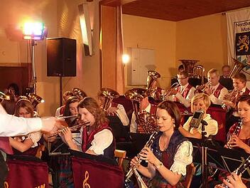 Nach monatelangen Proben ist der Neukenrother Musikverein mit seinen Dirigenten Roman Steiger (unser Bild) und Fabian Hempfling für das Jahreskonzert gut gerüstet.  Foto: Gerd Fleischmann