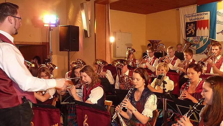 Nach monatelangen Proben ist der Neukenrother Musikverein mit seinen Dirigenten Roman Steiger (unser Bild) und Fabian Hempfling für das Jahreskonzert gut gerüstet.  Foto: Gerd Fleischmann