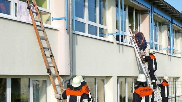 Zum Glück nur eine Übung: "Zwei eingeschlossene Schüler" werden aus der Amlingstadter Grundschule mit Hilfe von Steckleitern von der örtlichen Feuerwehr evakuiert. Foto: Andrea Spörlein