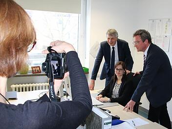 Fototermin mit den Chefs: LGL-Präsident Andreas Zapf (Mitte) und Bereichsleiter Bernhard Liebel (rechts) schauen Mitarbeiterin Sabrina Förtsch für ein Foto über die Schulter. Die ersten sieben Mitarbeiter der neuen LGL-Außenstelle sind ins Telekom-Gebäude in der Münchner Straße eingezogen.  Foto: Ralf Ruppert