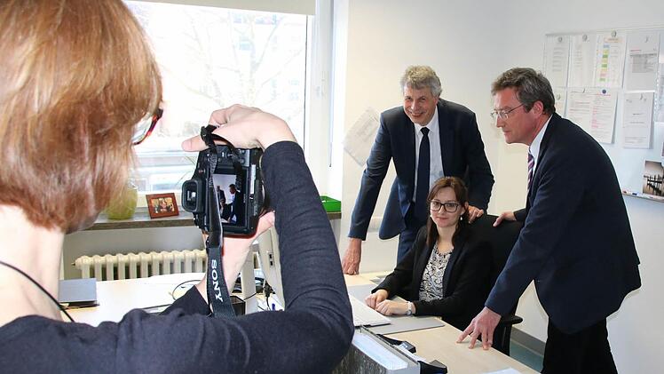 Fototermin mit den Chefs: LGL-Präsident Andreas Zapf (Mitte) und Bereichsleiter Bernhard Liebel (rechts) schauen Mitarbeiterin Sabrina Förtsch für ein Foto über die Schulter. Die ersten sieben Mitarbeiter der neuen LGL-Außenstelle sind ins Telekom-Gebäude in der Münchner Straße eingezogen.  Foto: Ralf Ruppert