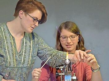 Michaela Hopf dreht sich unter Anleitung von Karolin Wagner eine eigene Glasperle.