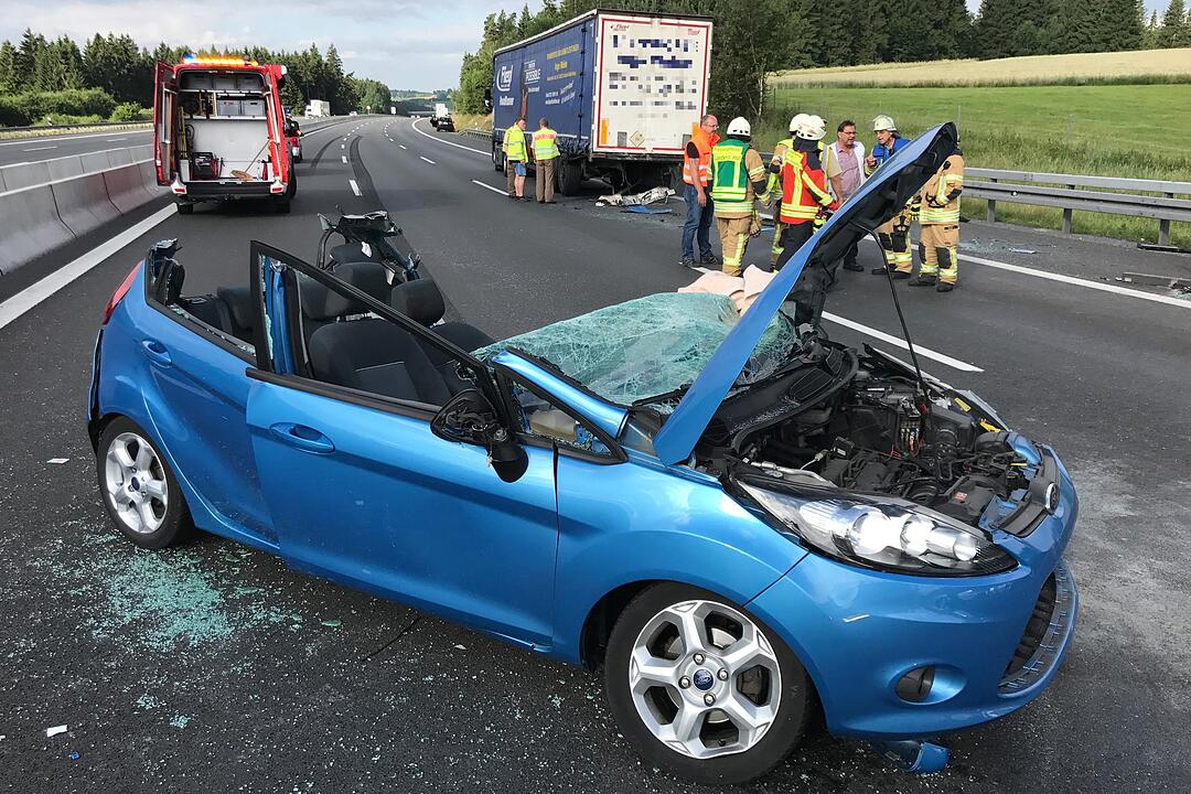 A9 im Kreis Bayreuth: Auto wird unter Lkw geschoben