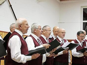 Auch der Chor "Bergesklänge Witzmannsberg" unter der Leitung von Matthias Funk (rechts) gibt Kostproben seines Könnens.  Foto: Bettina Knauth