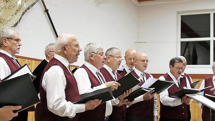 Auch der Chor "Bergesklänge Witzmannsberg" unter der Leitung von Matthias Funk (rechts) gibt Kostproben seines Könnens.  Foto: Bettina Knauth