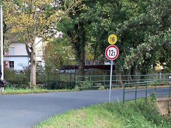 Nach dem Neubau der Brücke kann der Radfahrer auf dieser Seite einen Radweg nutzen. Foto: Evi Seeger