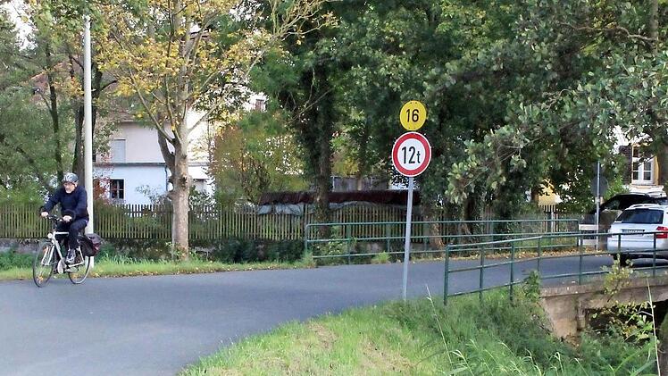 Nach dem Neubau der Brücke kann der Radfahrer auf dieser Seite einen Radweg nutzen. Foto: Evi Seeger
