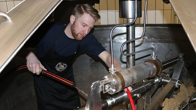 Das gehört beim Bierbrauen natürlich auch dazu: Stefan Plott, der Zweite Vorsitzende der Fleisch- und Wurstfreunde, ist in den Kessel gekrochen und befreit ihn von Maischerückständen.J. Reuter