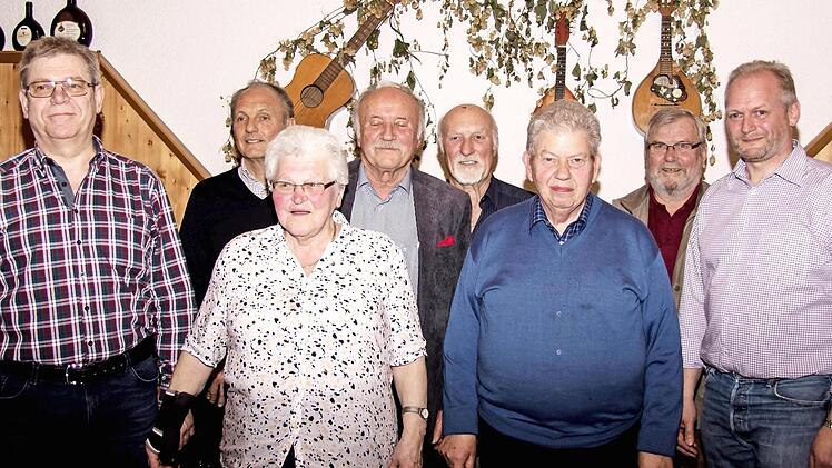 Bei den Ehrungen der langj&auml;hrigen Vereinsmitglieder (von links): Siegfried H&uuml;mmer (40 Jahre), Bernd Potzel (50), Anita Streit (50), Peter E&szlig;meyer (50), Klaus H&uuml;mmer (40), Anton Geldner (50), Johann Zimmermann (50) und Vorsitzender Hilmar Schubert  Fotos: Hartmut Klamm