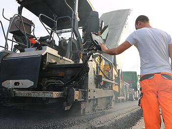 Die oberste Asphaltschicht wird aufgetragen. Foto: Ronald Heck