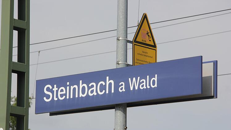 Schild am Steinbacher Bahnhof. Foto: Andreas Schmitt