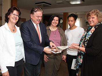 Die erste "Buntschau" ist fertig: Ehrenamtlichen-Koordinatorin Heike S&ouml;llner, Landrat Klaus Peter S&ouml;llner, die Leiterin der Schreibwerkstatt Uschi Prawitz, Asylbewerber Tahir Elhami (21) aus Afghanistan und die Vorsitzende des Literaturvereins Karin Minet freuen sich &uuml;ber das Druckwerk. Als n&auml;chstes soll ein Buch verwirklicht werden.