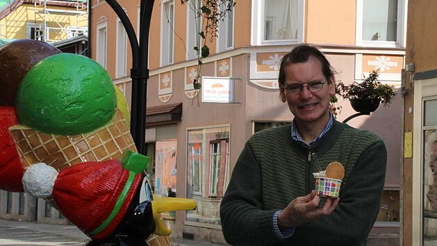 Es gibt Eis in der Fußgängerzone - wenn auch nur zum Mitnehmen. Darauf macht Roberto Daniel Kopp vom Eiscafé Venezia aufmerksam. Foto: Ulrike Müller