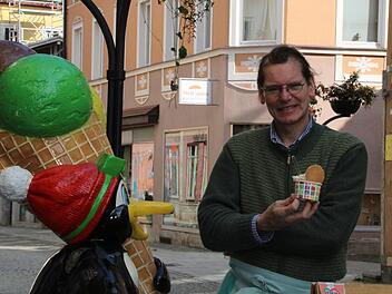 Es gibt Eis in der Fußgängerzone - wenn auch nur zum Mitnehmen. Darauf macht Roberto Daniel Kopp vom Eiscafé Venezia aufmerksam. Foto: Ulrike Müller