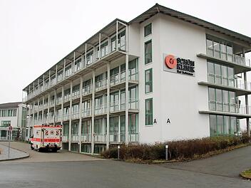 Die Staffelsteiner Schön-Klinik stellt den Betrieb in der Psychosomatischen und Orthopädischen Abteilung zunächst bis einschließlich 27. Dezember ein. Die schwerkranken Menschen der Neurologischen Abteilung werden weiter behandelt. Foto: Matthias Einwag