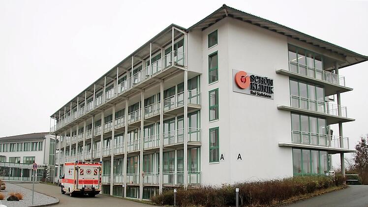 Die Staffelsteiner Schön-Klinik stellt den Betrieb in der Psychosomatischen und Orthopädischen Abteilung zunächst bis einschließlich 27. Dezember ein. Die schwerkranken Menschen der Neurologischen Abteilung werden weiter behandelt. Foto: Matthias Einwag