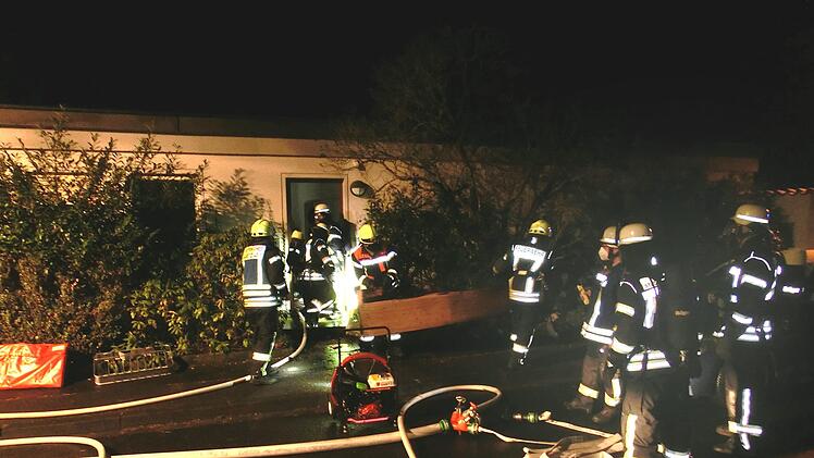 Ein am Abend nicht gelöschtes Teelicht löste in der Nacht  auf Montag in der Schillerstraße  in Bad Kissingen einen Zimmerbrand aus, bei dem die Wohnungsinhaberin  leicht verletzt wurde. Foto: Peter Rauch