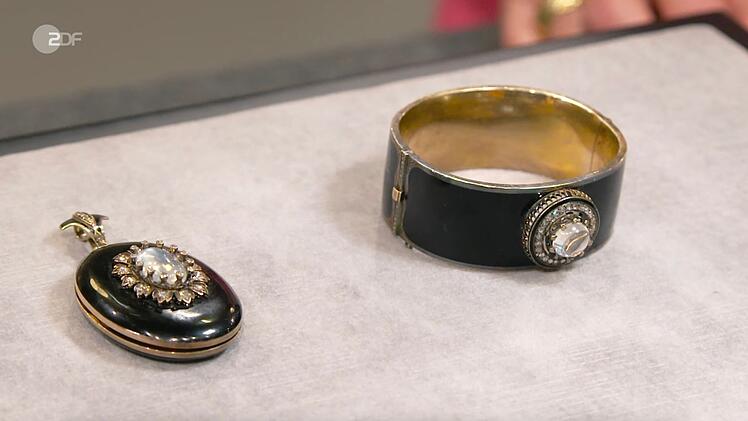 Rezepa-Zabel datierte den schwarz emaillierten Trauerschmuck mit Mondstein und Diamantrosen aus 585er Gold um 1850 bis 1870. Gew&uuml;nscht wurden 1.000 Euro. Doch bei einem Goldwert von 4.800 Euro taxierte die Expertin auf 5.000 bis 5.200 Euro. H&auml;ndlerin Steiger zahlte letztlich sogar 6.000 Euro, denn: "Solche alten St&uuml;cke sind die Nadel im Heuhaufen."