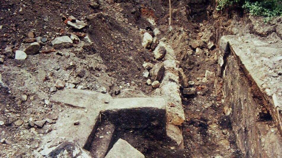 In den 80er Jahren wurde die Mikwe auf dem ehemaligen Synagogengelände ausgegraben. Foto: Stadtarchiv In den 80er Jahren wurde die Mikwe auf dem ehemaligen Synagogengelände ausgegraben. Foto: Stadtarchiv