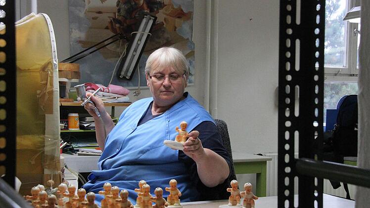 Illona Thiel gibt den Hummel-Figuren den letzten Schliff.