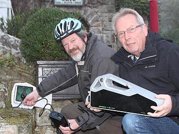 Am Deutschen Fahrradmuseum gibt es eine Ladestation für E-Bikes. Stadtrat Erwin Miller (links) kennt sich damit schon aus, er fährt selbst ein Rad mit Zusatzantrieb. Sein Stadtratskollege Eberhard Schelle möchte das Thema voranbringen. Foto: Ulrike Müller