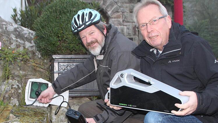 Am Deutschen Fahrradmuseum gibt es eine Ladestation für E-Bikes. Stadtrat Erwin Miller (links) kennt sich damit schon aus, er fährt selbst ein Rad mit Zusatzantrieb. Sein Stadtratskollege Eberhard Schelle möchte das Thema voranbringen. Foto: Ulrike Müller