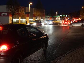 Der Verkehr staute sich weit ins Gewerbegebiet zurück.  Foto: Benedikt Borst
