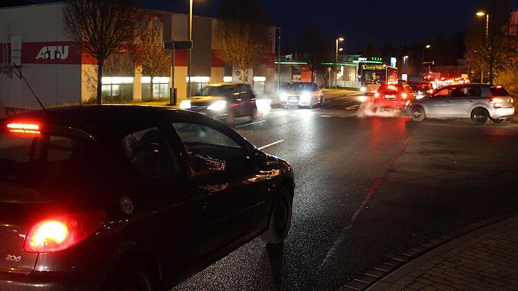 Der Verkehr staute sich weit ins Gewerbegebiet zurück.  Foto: Benedikt Borst