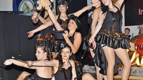 Die Sexy Chicks boten einen "Bierfest-Tanz" und eine Zaubershow.
