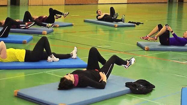 Zur Stärkung der Rücken- und Bauchmuskulatur machte Ulrike Schwalbe (rechts) mit der ASC-Laufgruppe in der Halle einige Trockenübungen.
