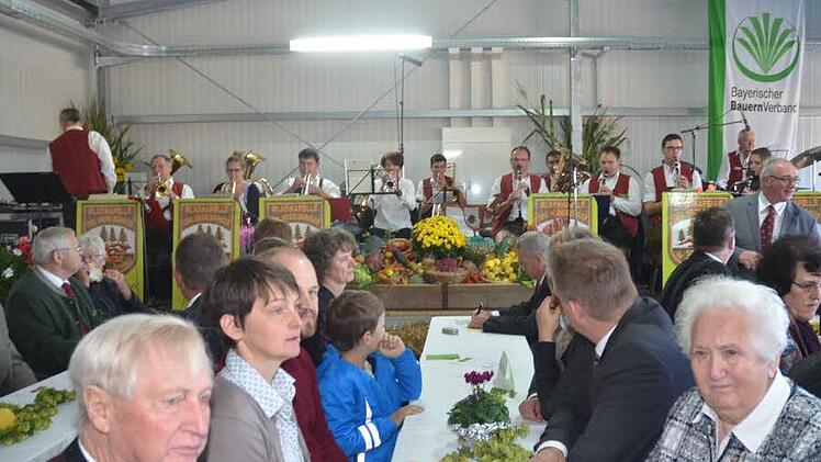 Festakt zum Kreiserntedankfest in der Schindhelm- Festhalle, mit der Ehrenvorstandschaft und Vorstandschaft des BBV Kreisverbandes und den "Original Heidelbergern"  Foto: Karl-Heinz Hofmann