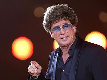 Minipli und Sonnenbrille sind das Markenzeichen von Atze Schr&ouml;der. Foto: Axel Heimken/dpa