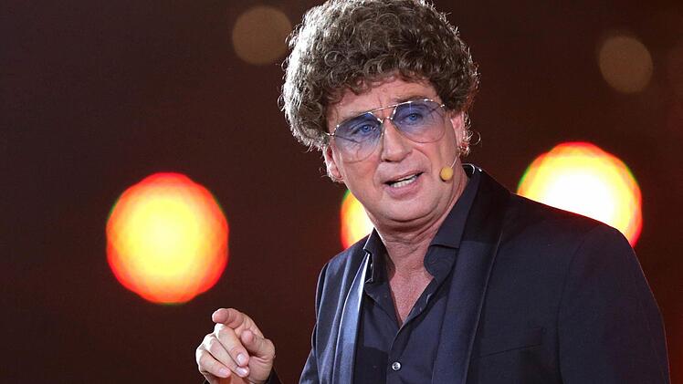 Minipli und Sonnenbrille sind das Markenzeichen von Atze Schr&ouml;der. Foto: Axel Heimken/dpa