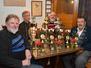 Beim Brieftaubenverein "Quästenbergsegler" gab es verschiedene Siegerehrungen. Auf dem Bild sind (von links) Georg Mahlmeister, Lothar Bötsch, Fridolin Mahlmeister und Paul Beck zu sehen.  Foto: Björn Hein