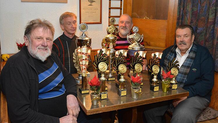 Beim Brieftaubenverein "Quästenbergsegler" gab es verschiedene Siegerehrungen. Auf dem Bild sind (von links) Georg Mahlmeister, Lothar Bötsch, Fridolin Mahlmeister und Paul Beck zu sehen.  Foto: Björn Hein