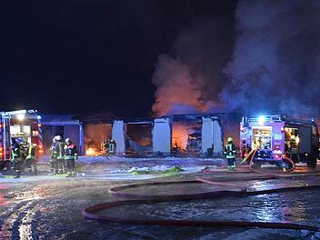 Ein ausgedehnter Großbrand von Lagerhallen im Außenbereich der thüringischen Gemeinde Milz hielt die Floriansjünger in Atem. Dort waren am Montagmorgen zahlreiche Wehrleute im Einsatz.  Foto: Hanns Friedrich