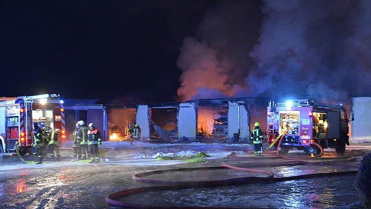 Ein ausgedehnter Großbrand von Lagerhallen im Außenbereich der thüringischen Gemeinde Milz hielt die Floriansjünger in Atem. Dort waren am Montagmorgen zahlreiche Wehrleute im Einsatz.  Foto: Hanns Friedrich