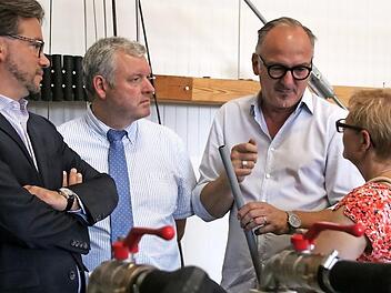 Zu Besuch bei der Firma Thomé, von links: Staatssekretär Florian Pronold, Bürgermeister Jürgen Hennemann, Unternehmenschef Michael Thomé und Bundestagsabgeordnete Sabine Dittmar. Fotos: Andreas Lösch