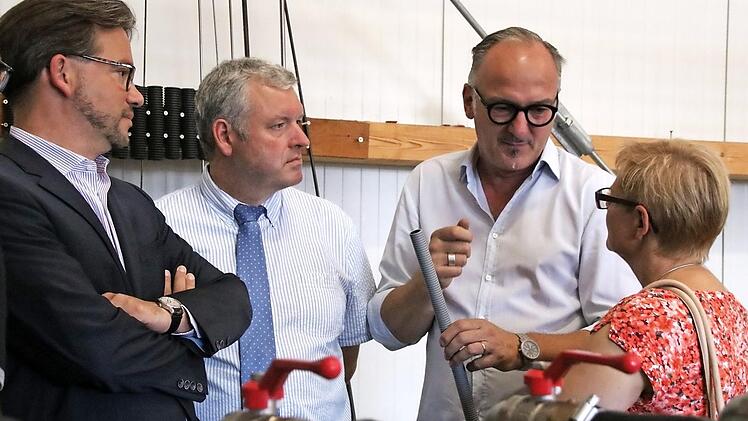 Zu Besuch bei der Firma Thomé, von links: Staatssekretär Florian Pronold, Bürgermeister Jürgen Hennemann, Unternehmenschef Michael Thomé und Bundestagsabgeordnete Sabine Dittmar. Fotos: Andreas Lösch