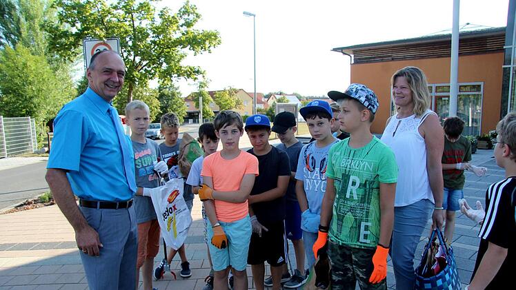 Die Müllsammler waren mit großem Eifer bei der Sache.   Foto: Richard Sänger