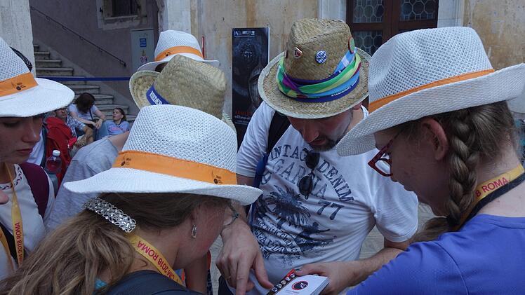 Die Teilnehmer an der Ministrantenwallfahrt tauschten mit den anderen G&auml;sten Armb&auml;nder