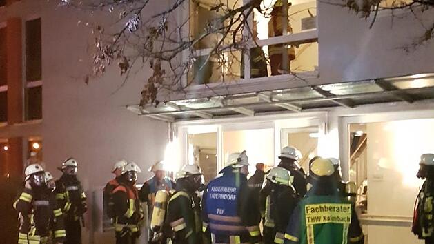 Nur mit Atemschutzgeräten konnten die Retter in das stark verqualmte Gebäude vordringen. Feuerwehr